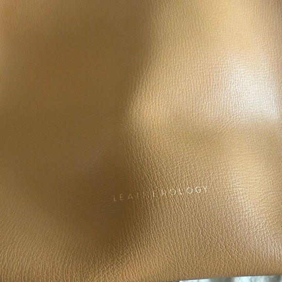 Leatherology Elizabeth Bucket Bag - Picture 3 of 10